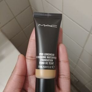 MAC Nourishing Waterproof Foundation NC47